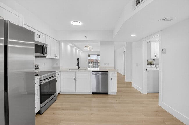 Foto del edificio - 14475 Strathmore Ln
