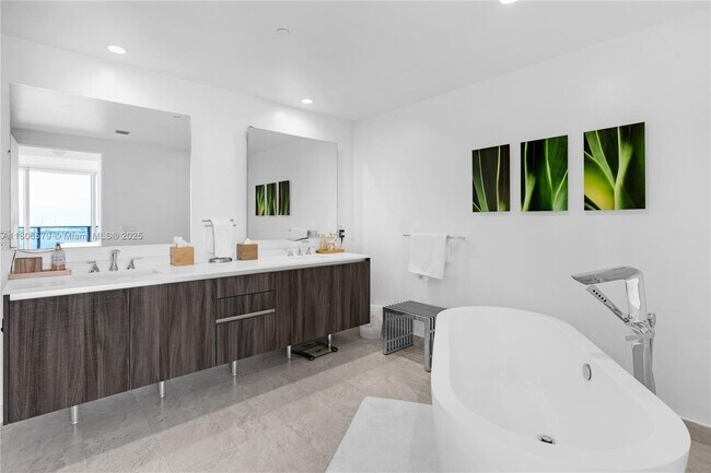 Foto del edificio - 488 NE 18th St