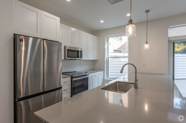 2HAB, 2BA con sala de estar - 2,016 pies cuadrados - Cocina - 15 Parkview