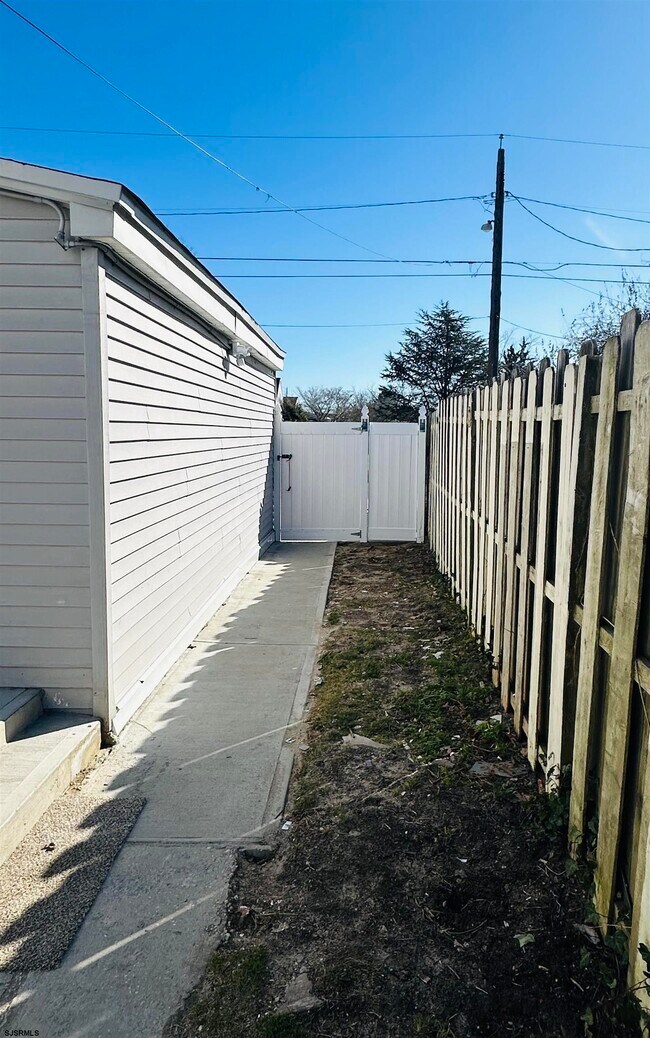 Building Photo - 909 Fuae Ave