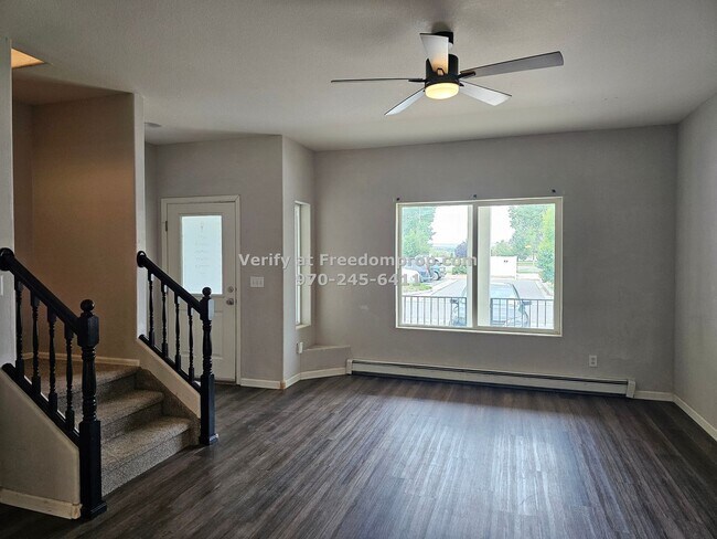 Foto del edificio - Your new 3 bedroom 2.5 bath townhome awaits!