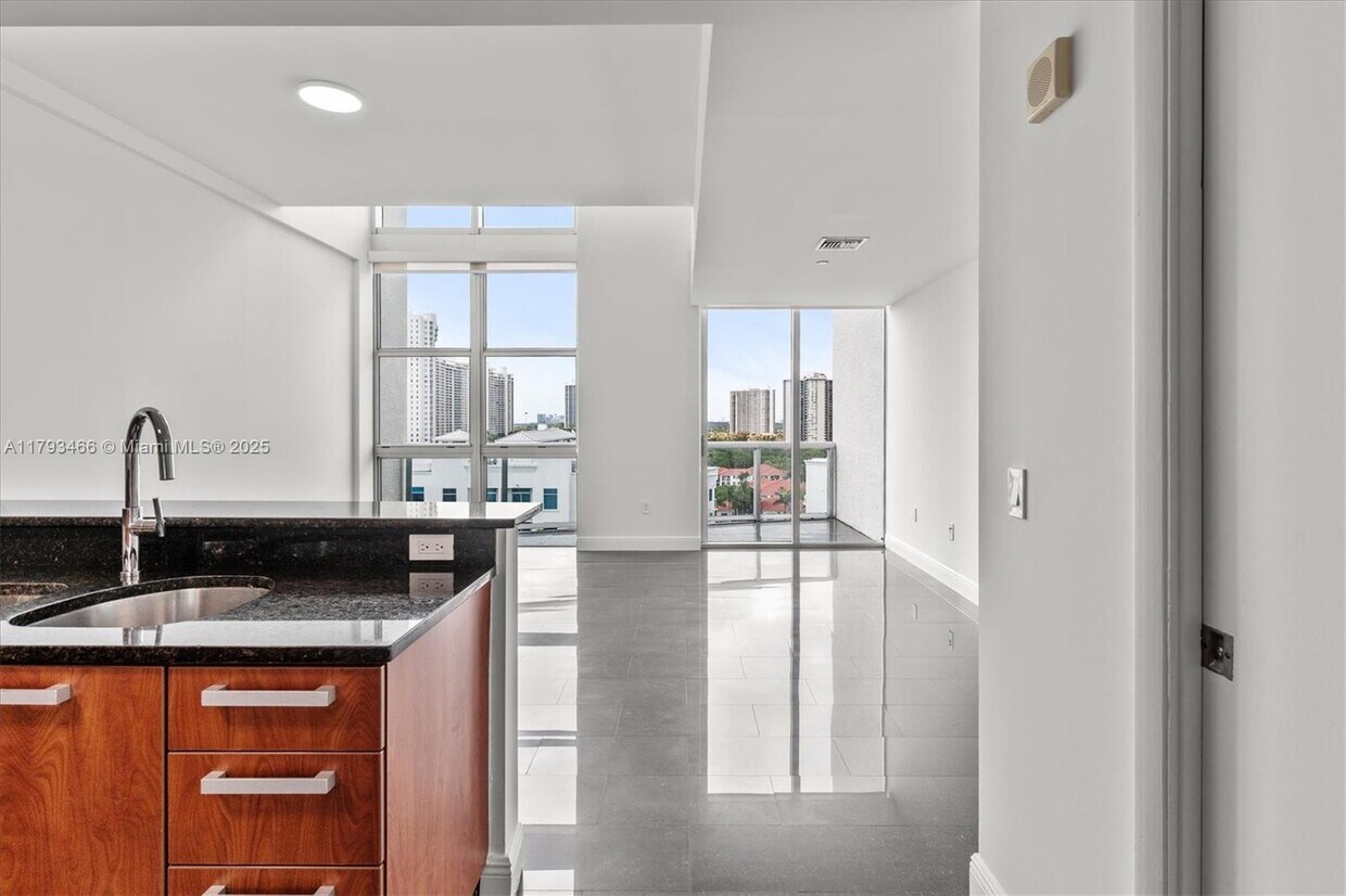 Foto principal - 3131 NE 188th St