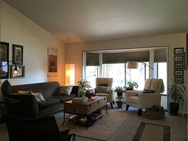 Foto del edificio - ***$1,000 Off First Month's Rent*** Charming Split Level in NE Bend - HUGE Yard!