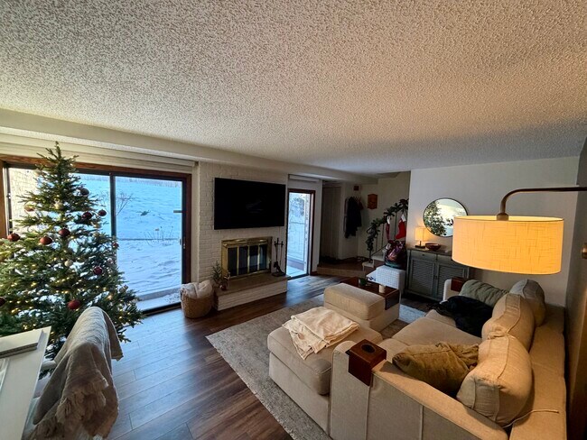 Foto del edificio - 3720 Independence Ave S