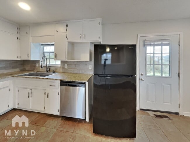 Building Photo - 611 Darlene Dr