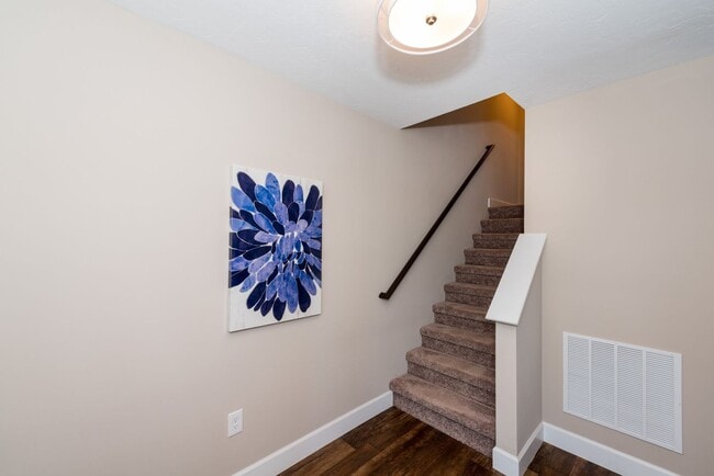 Building Photo - Spacious Townhome with Garage!