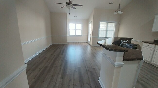 Foto del edificio - Freshly Painted 3 Bedroom Town Home
