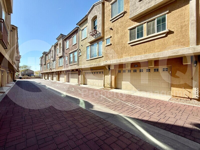 Primary Photo - 240 W Juniper Ave