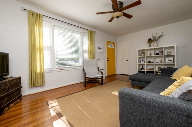 Building Photo - 2109 Geneiva Dr