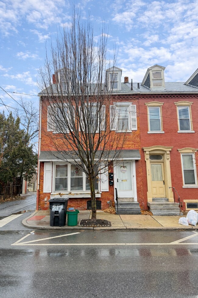 Foto del edificio - Charming 3 bedroom Apartment in Prime Lancaster City Location - HEAT INCLUDED!