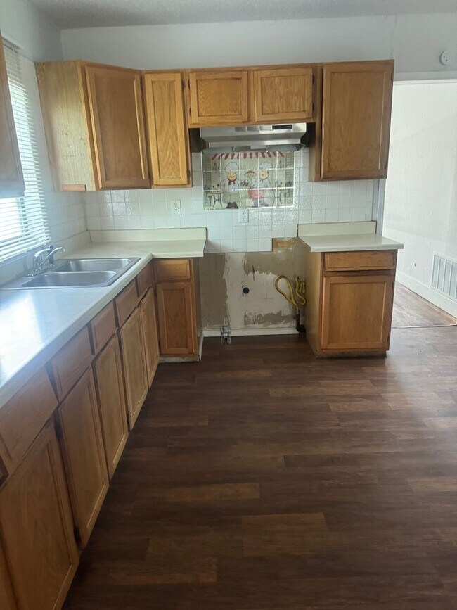 Foto del edificio - large 3bedroom 1 bathroom