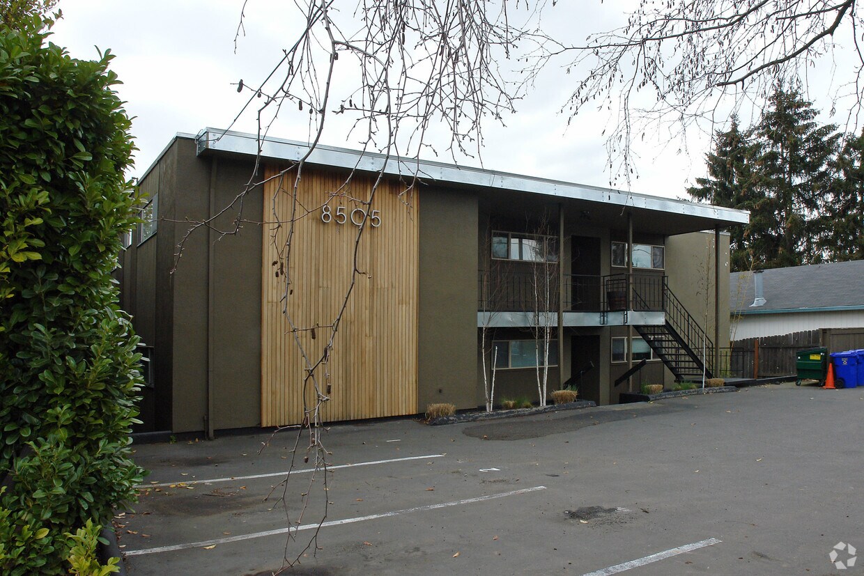 Foto principal - 8505 NE Halsey St