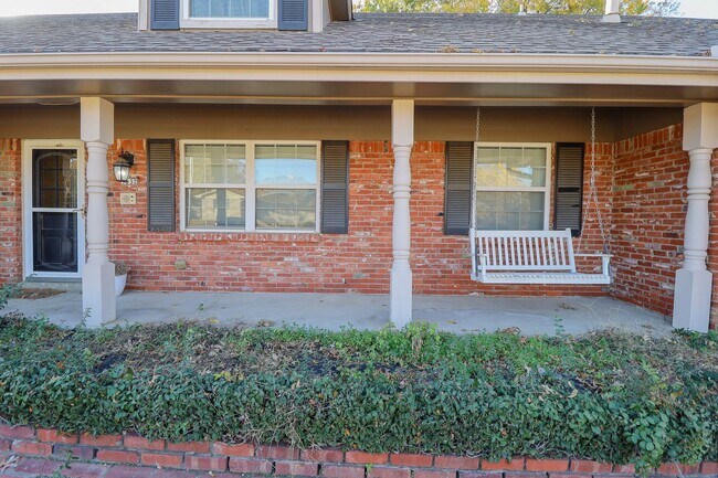 Foto del edificio - Available now! Amazing mid-town gem with granite and boxed beam ceilings.