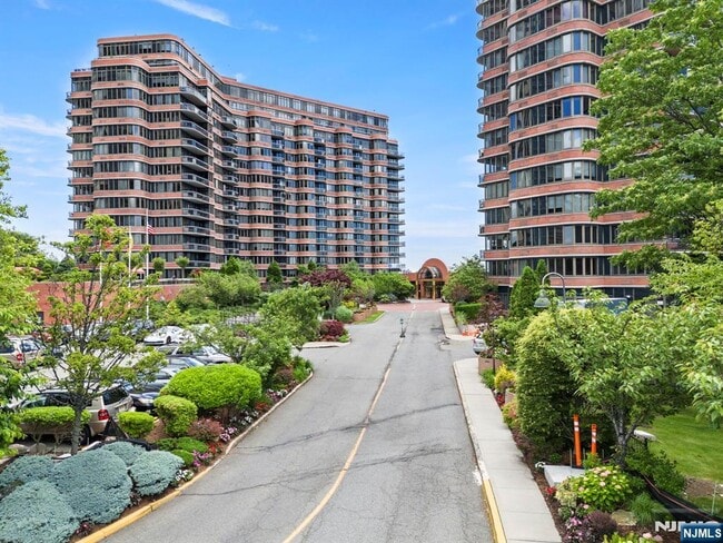 Building Photo - 100 Carlyle Dr