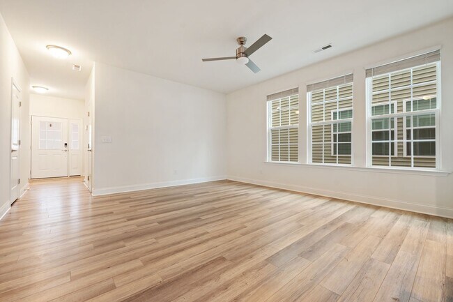 Foto del edificio - Stylish and Spacious 3 Bedroom, 2.5 Bathroom End-Unit Townhome w/ Garage!