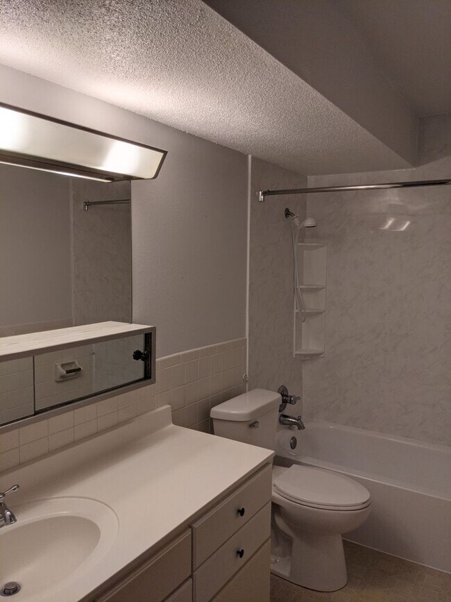 Foto del edificio - Spacious 2 bedroom, 1 bath Condominium ava...