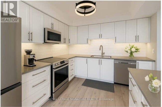 Photo du bâtiment - 1 Palace Pier Ct