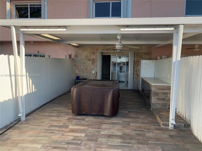 Foto del edificio - 9837 W Okeechobee Rd