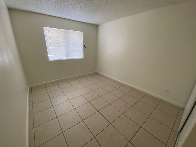 Building Photo - 2 bed downstairs unit