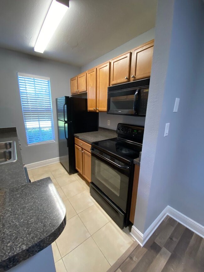 Building Photo - 305 Lake Parsons Green