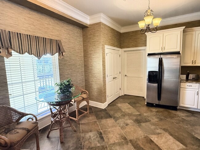 Building Photo - 265 Venice Way