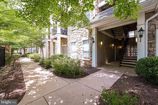 Foto del edificio - 5115 Travis Edward Way