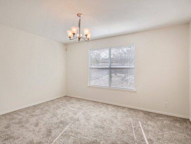 Building Photo - Spacious floor plan in established neighbo...