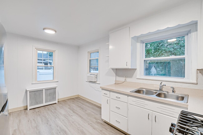 Building Photo - 64 Boltin St