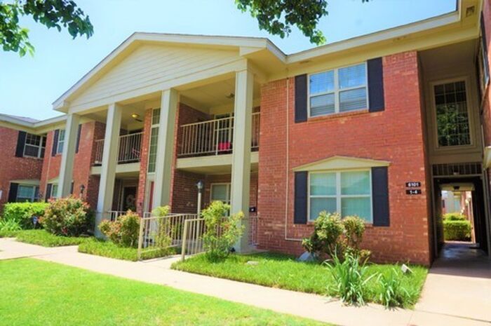 Foto principal - Tara Condos 2 Bed 1 Bath Apt NW 63rd & May...