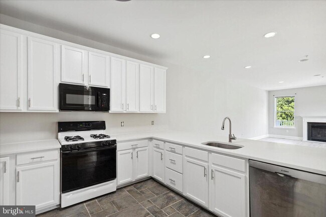 Foto del edificio - Spacious Townhome with 4 Bedrooms and 3.5 Baths!!