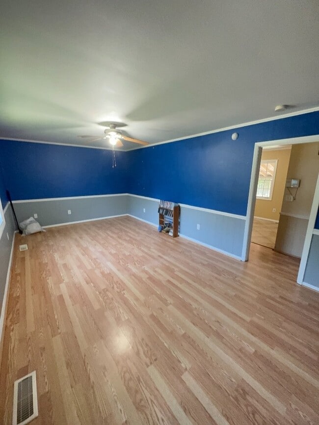 Building Photo - Charming 3 Bedroom, 2 Bathroom Home - 319 ...