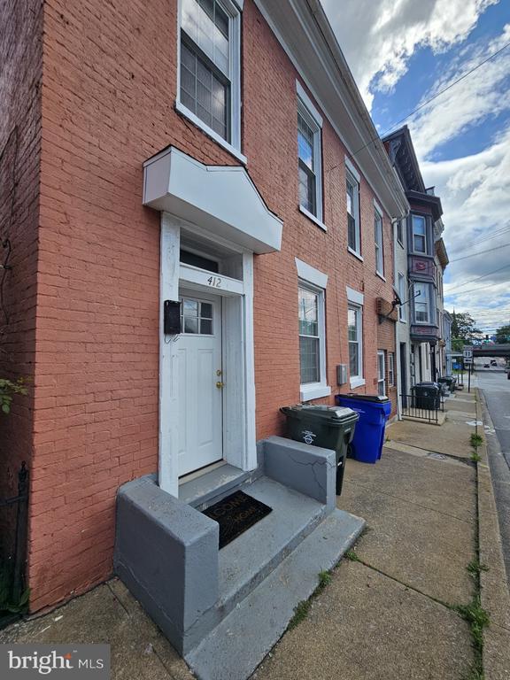 Foto principal - 410-412 W Washington St