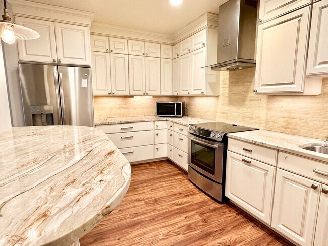 Building Photo - Sutton Place - 3 beds 2.5 baths!  Parking!...