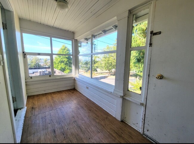 Building Photo - Pre-leasing for June! - 6 bed/3 bath Near Campus