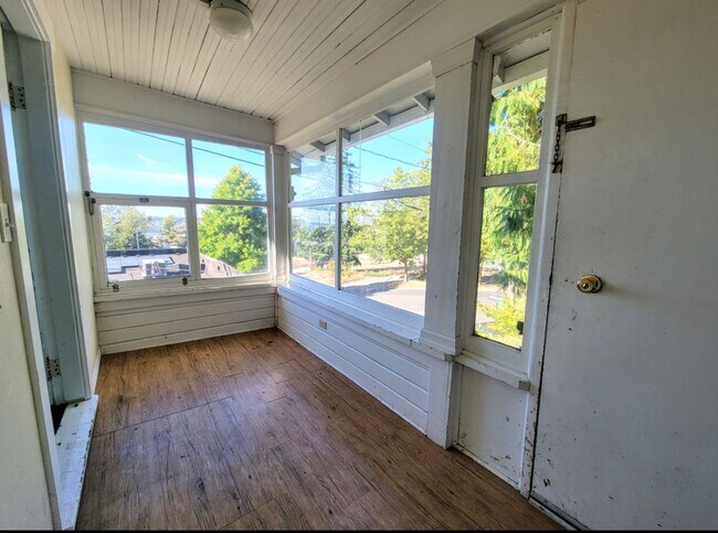 Foto del edificio - Pre-leasing for June! - 6 bed/3 bath Near Campus