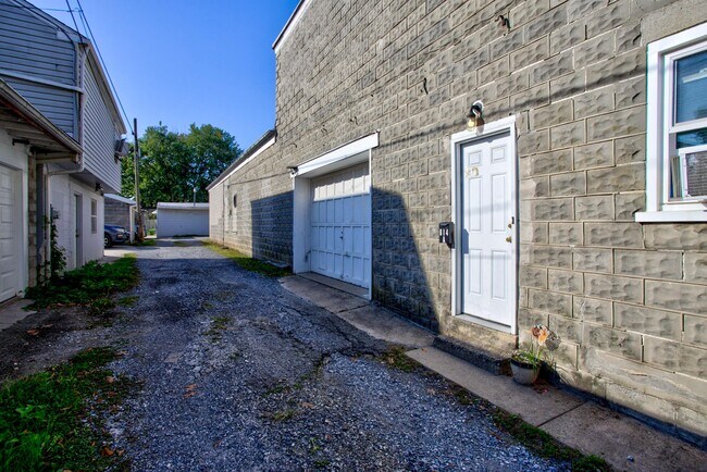 Building Photo - 814 6th St