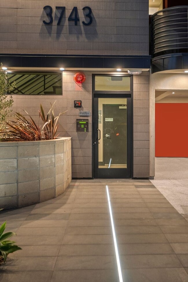 Foto del edificio - 3743 Midvale Ave