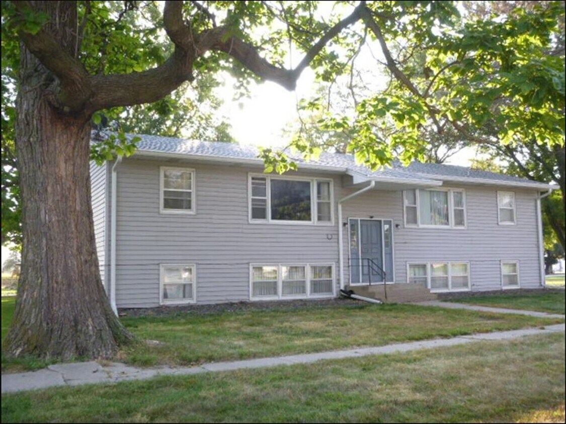 323 2nd St Unit 2, Hampton, NE 68843 Room for Rent in Hampton, NE