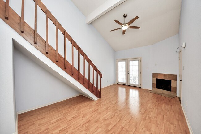 Building Photo - 2425 Holly Hall St