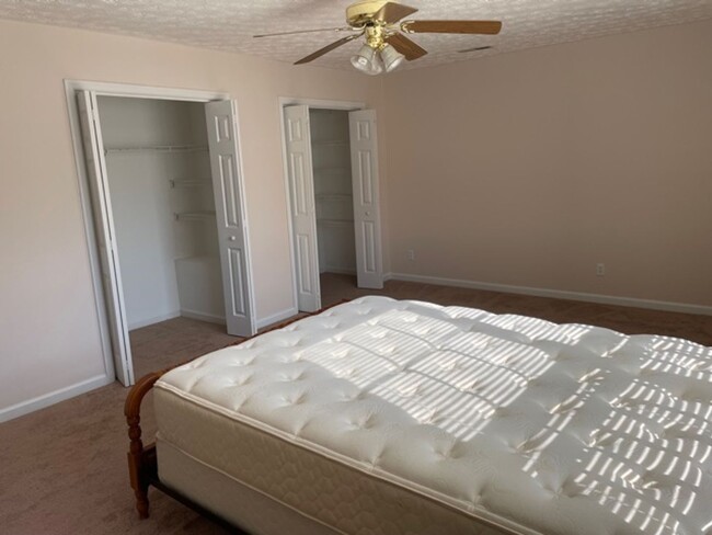 Building Photo - Main level Living with second suite upstairs
