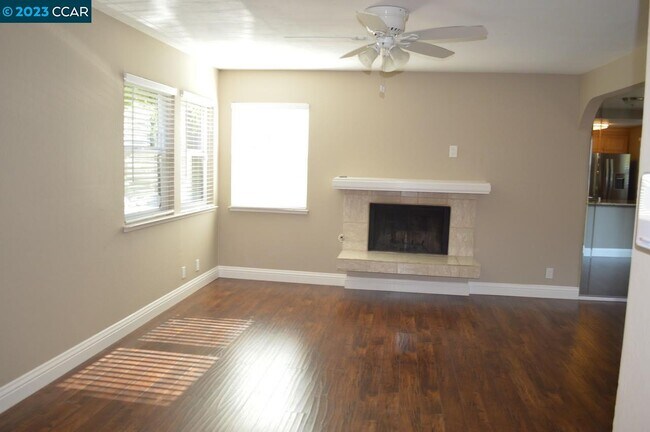 Building Photo - 850 Camelback Pl