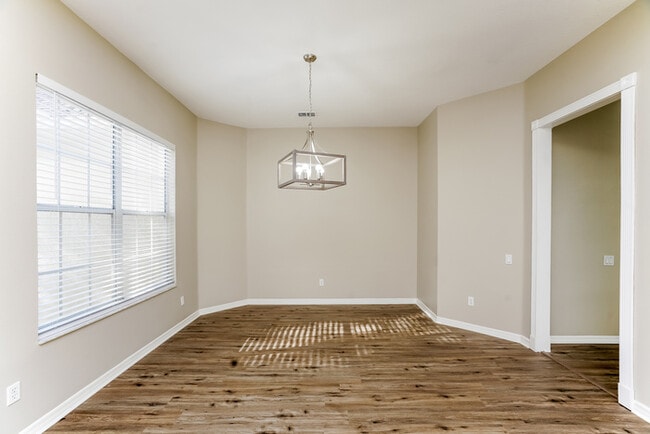 Building Photo - 8740 Ashworth Dr