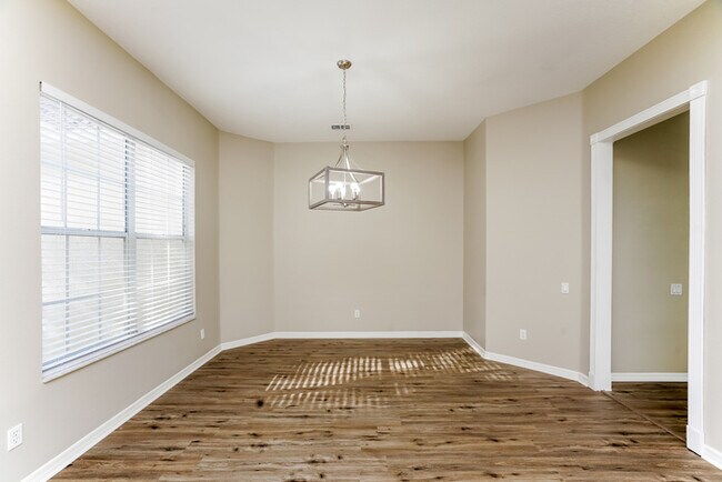 Foto del edificio - 8740 Ashworth Dr