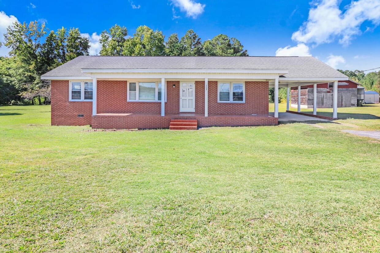 Foto principal - Spacious BRICK RANCH on large lot *GREAT G...