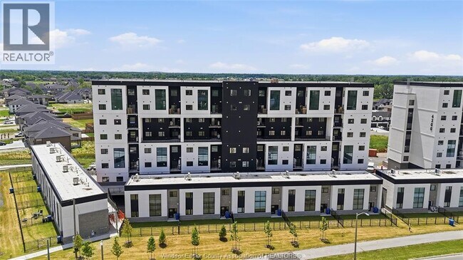 Photo du bâtiment - 4400 Laurier Pkwy