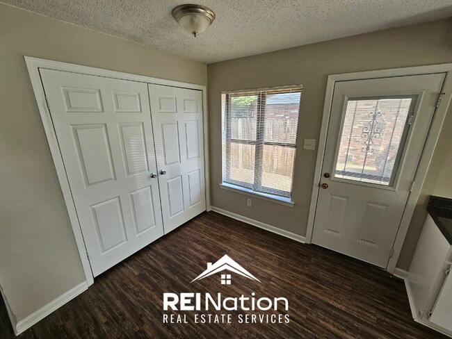 Foto del edificio - Move-In Ready 3BR Gem in Memphis - Cozy Fireplace, Tile Dining & Private Yard