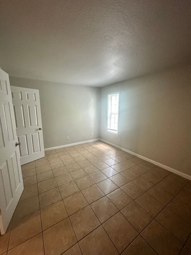 Building Photo - 2 Bedroom/1 Bath Close to VSU!