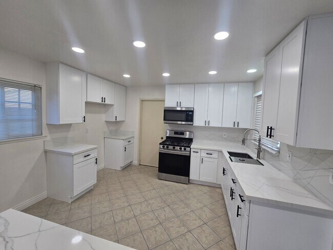Foto del edificio - Beautiful 3 Bedroom 2 Bathroom Home In a P...
