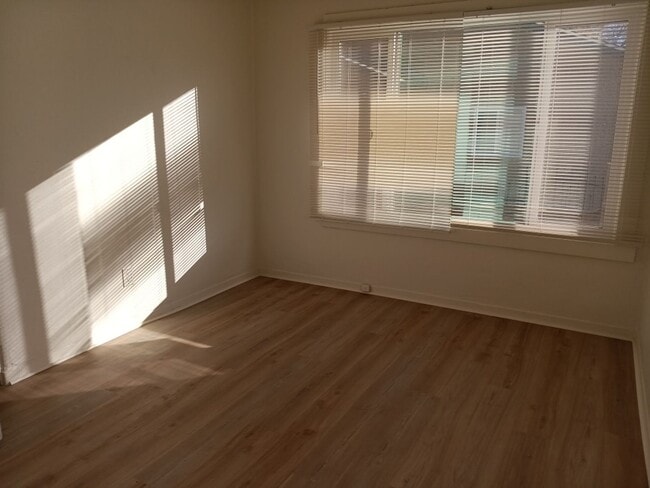 Building Photo - 412 Harvard Dr SE