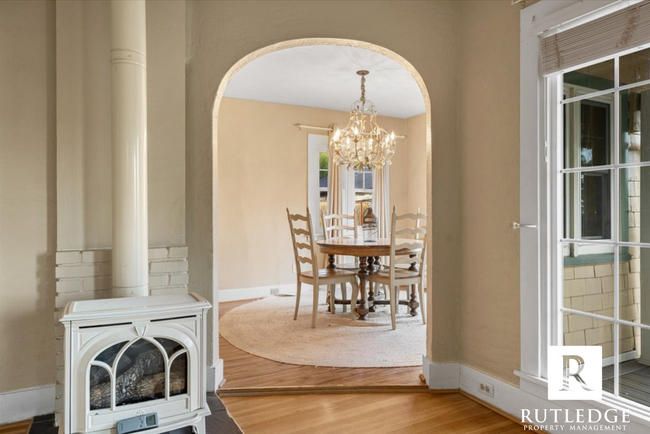 Building Photo - Beautiful 3 bedroom home in Talent!